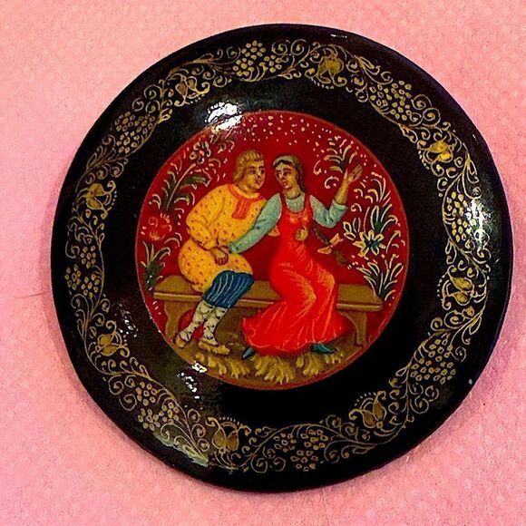 Vintage Russian laquer romantic couple hand painted brooch signed 2” diameter - Picture 4 of 7